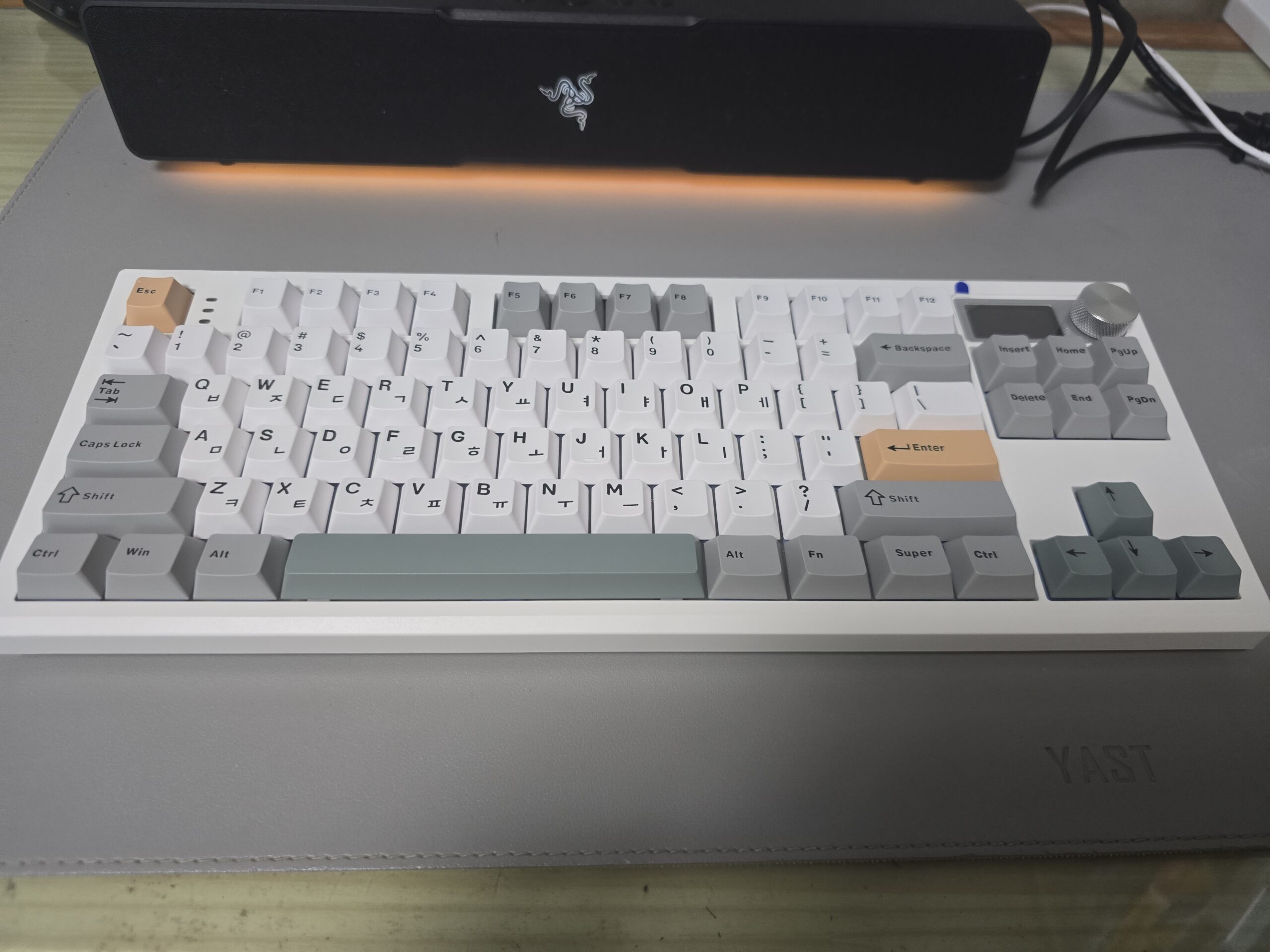 아콘 AK47 PRO 화이트 텐키리스 키보드 전체 모습