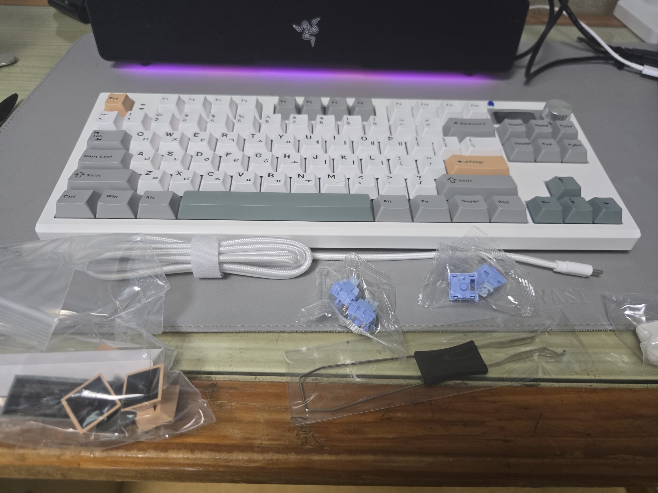 아콘 AK47 PRO 구성품 케이블 여분 스위치 키캡풀러