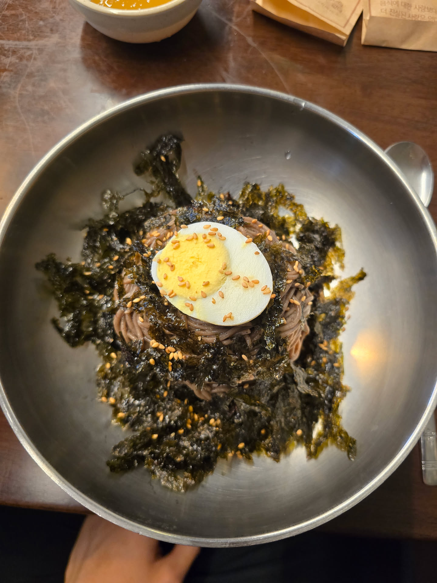 메밀막국수. 김가루가 이불처럼 덮여 나옵니다