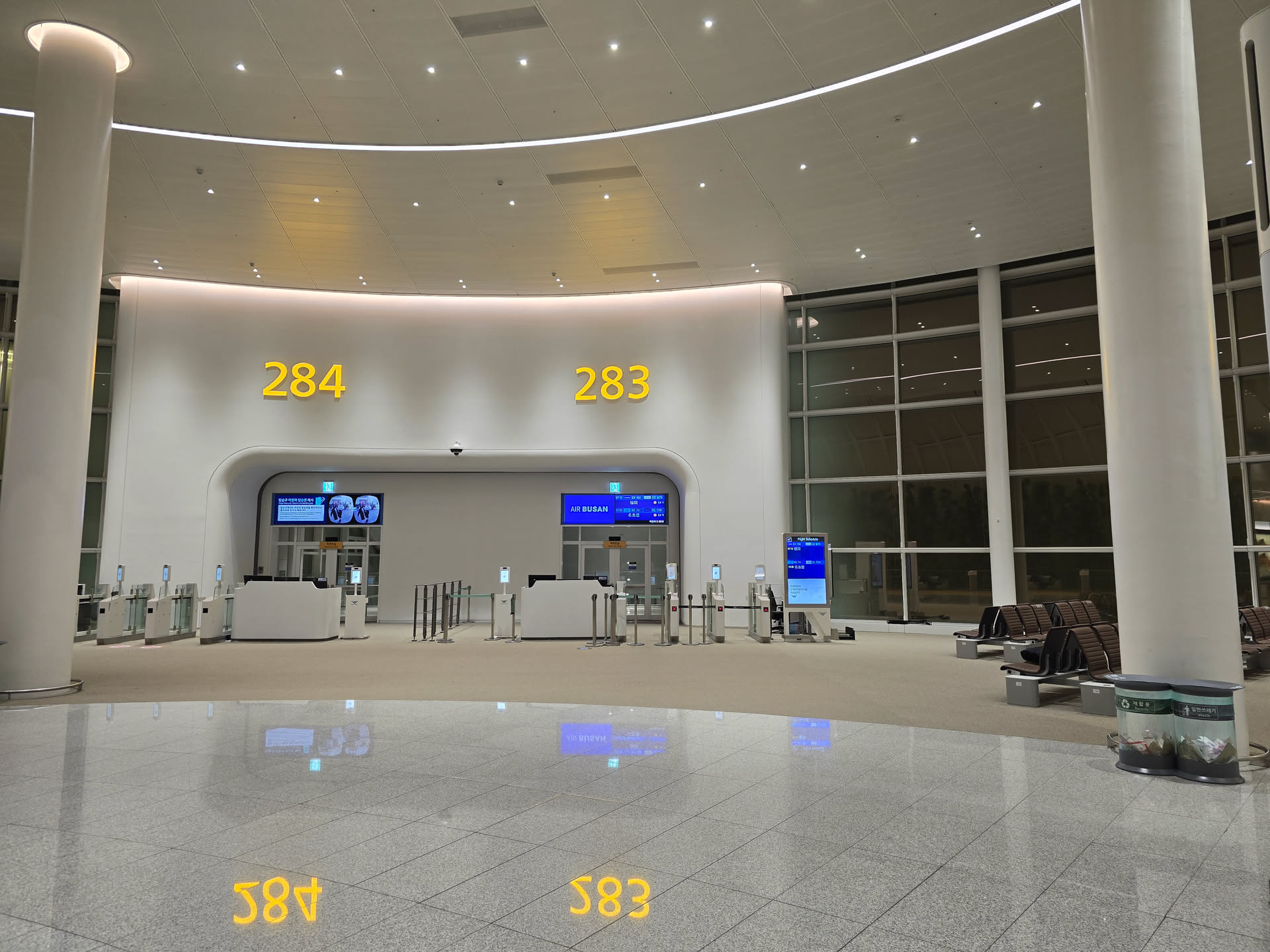 새벽 5시의 인천공항 284번 게이트. 사람도 소리도 없다