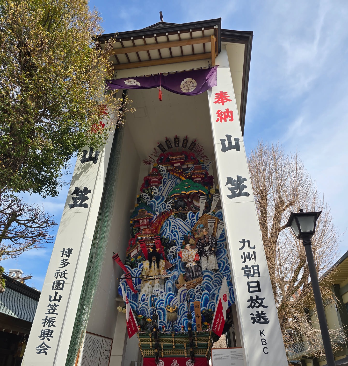 쿠시다 신사의 카자리 야마카사. 목이 꺾일 만큼 올려다봐야 한다