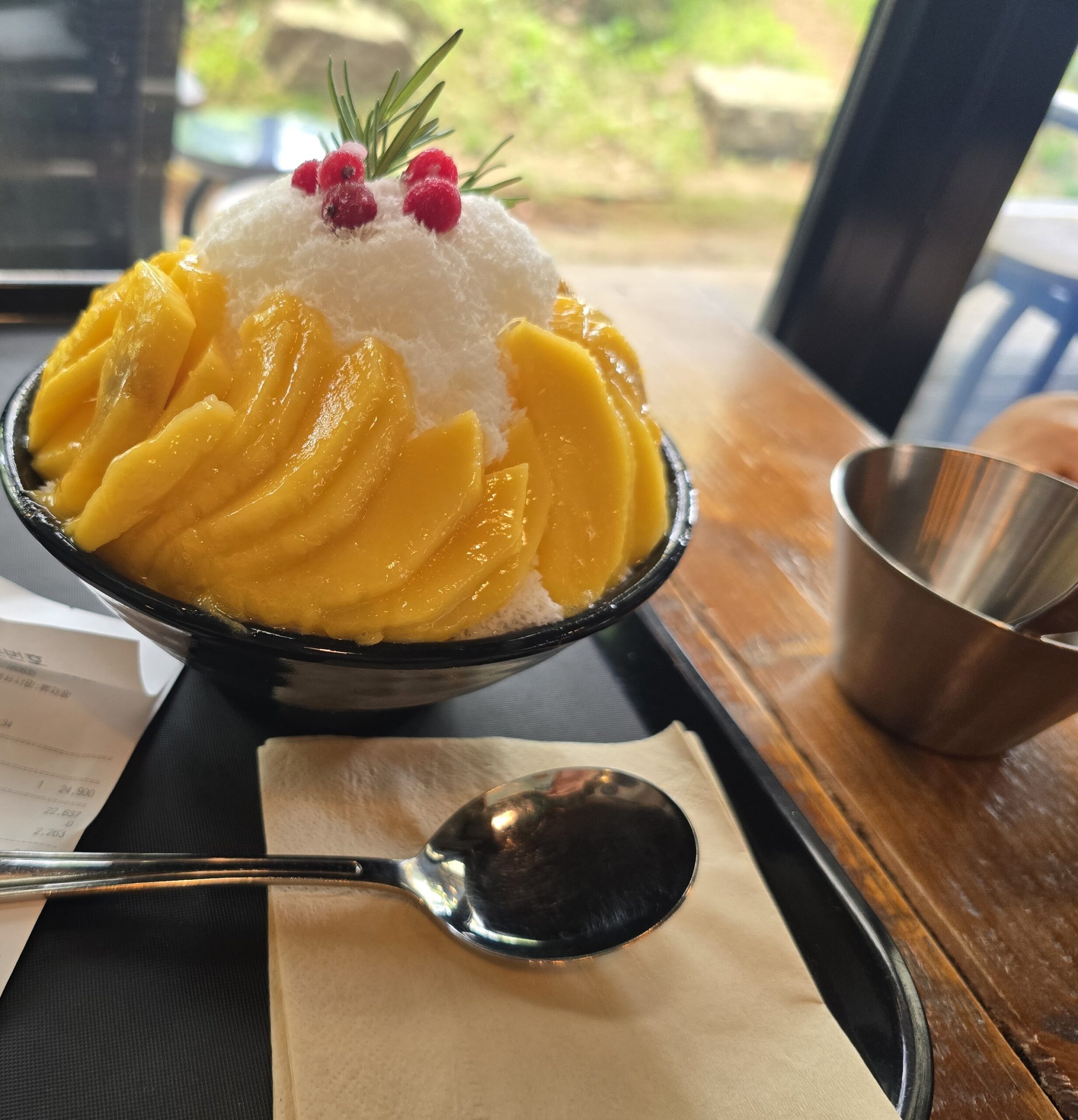 파주 먹통커피 생망고빙수 옆모습과 연유 - 24900원 내돈내산
