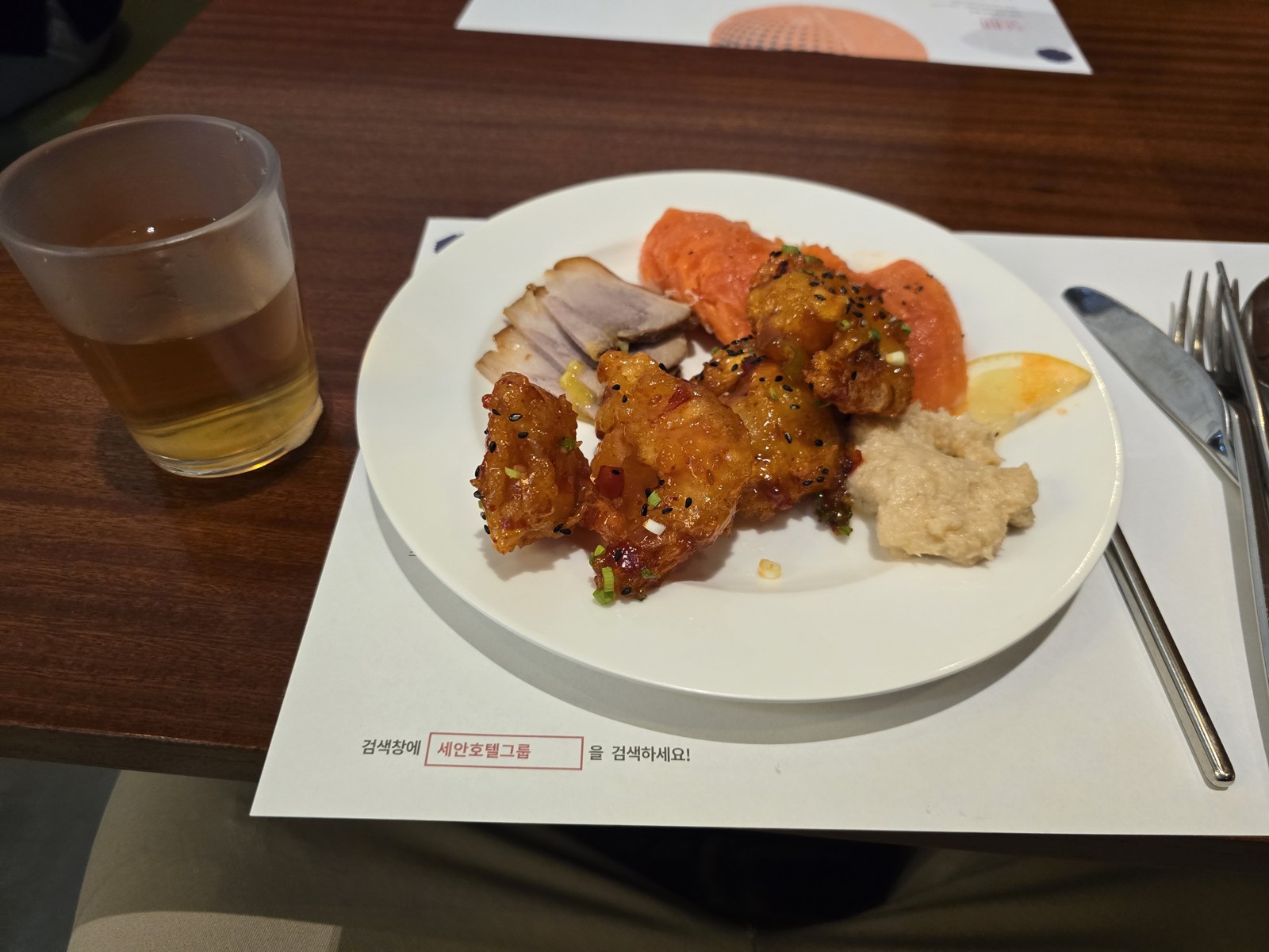 라움 런치뷔페 첫 접시 — 칠리새우 훈제연어 수육