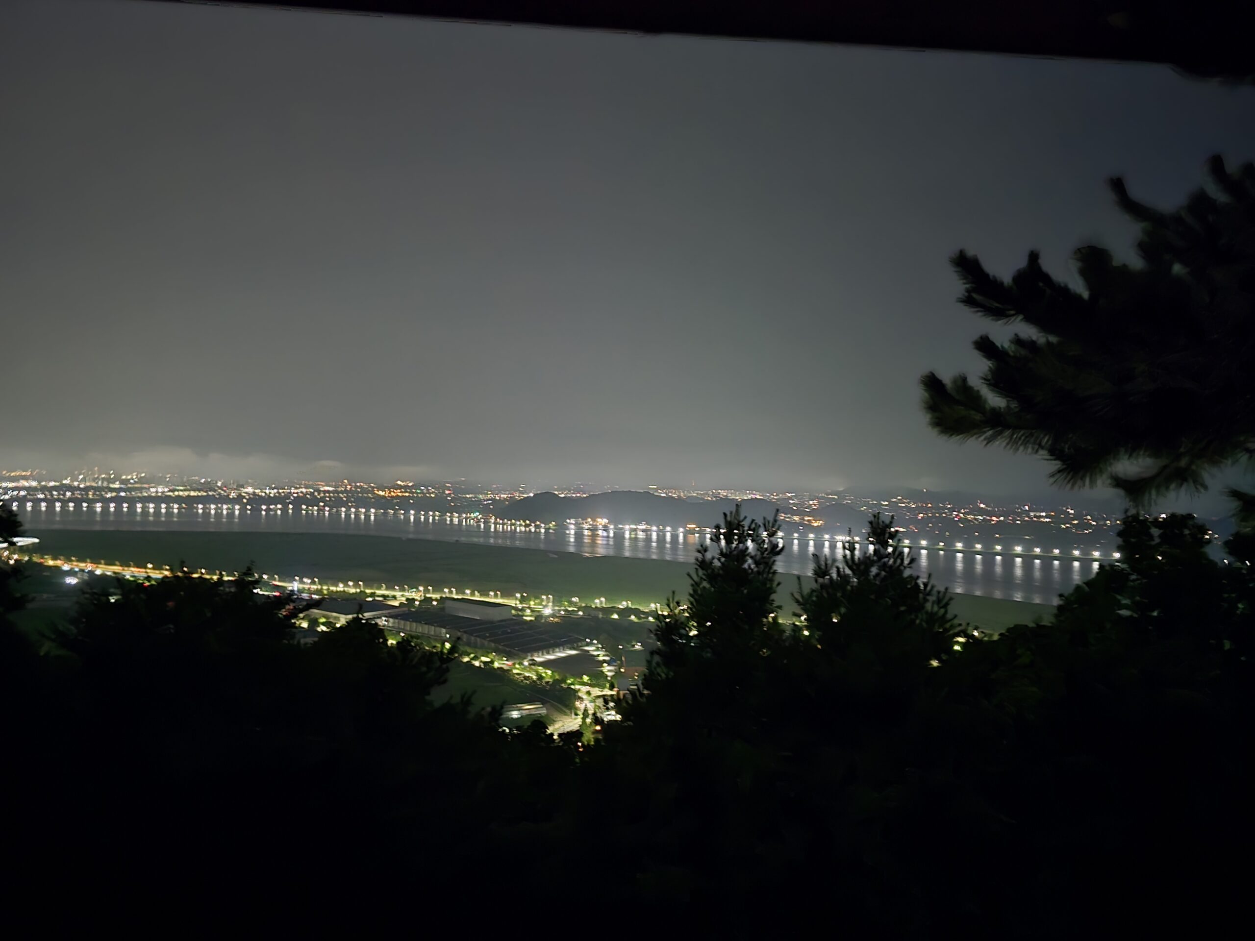 심학산 정상 전망대에서 본 자유로와 한강 야경