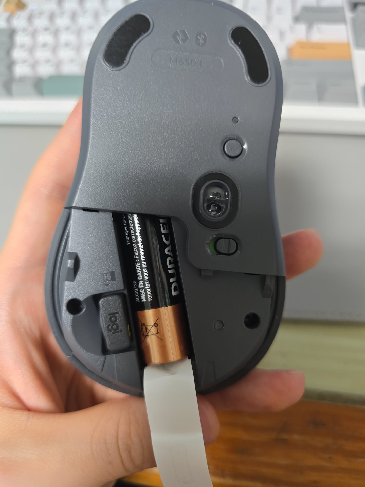 로지텍 M650L 배터리함 — AA 건전지 1개와 옆쪽 볼트 리시버 수납칸