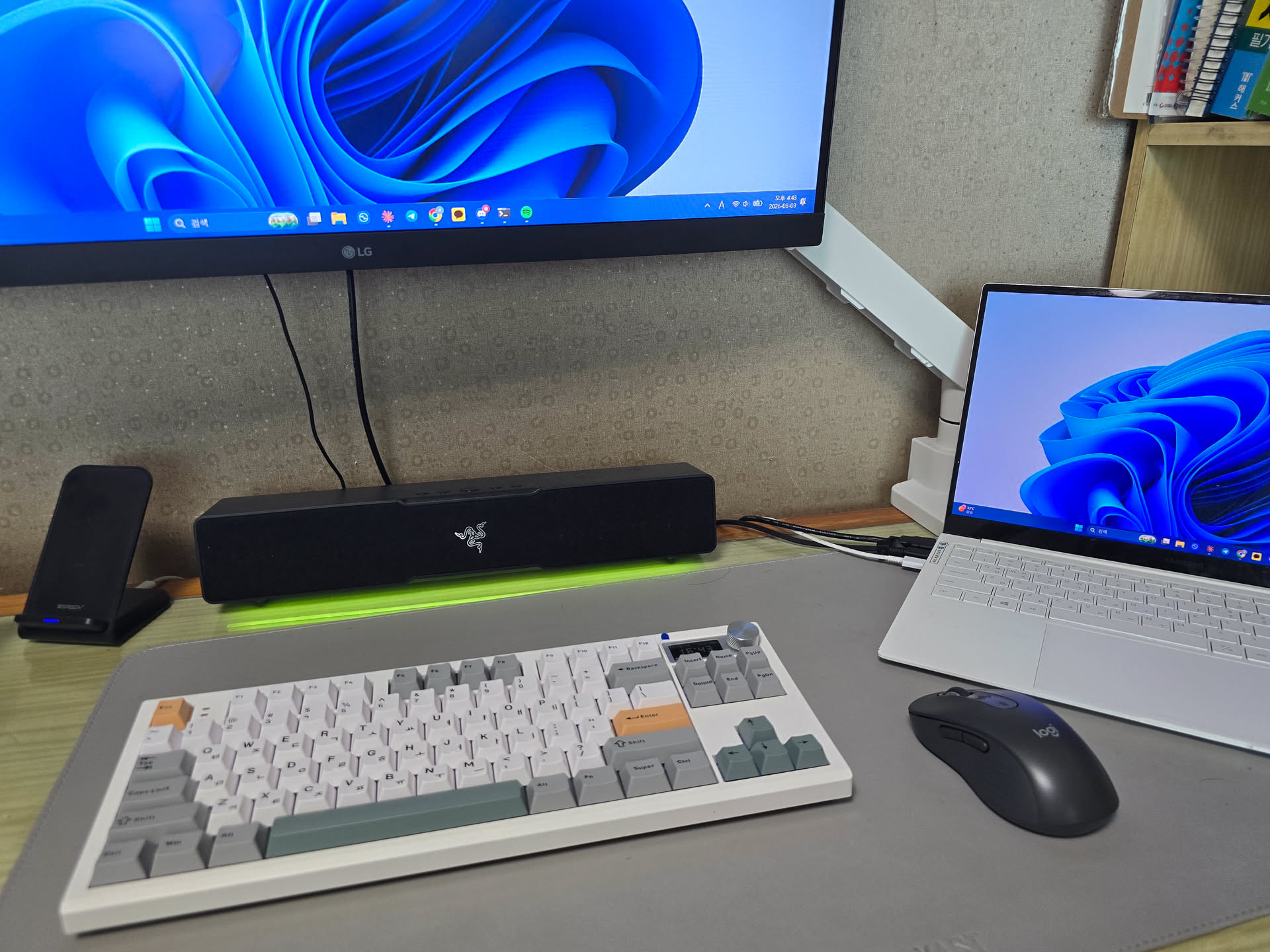 로지텍 M650L을 올린 책상 세팅 — 모니터, 키보드, 노트북