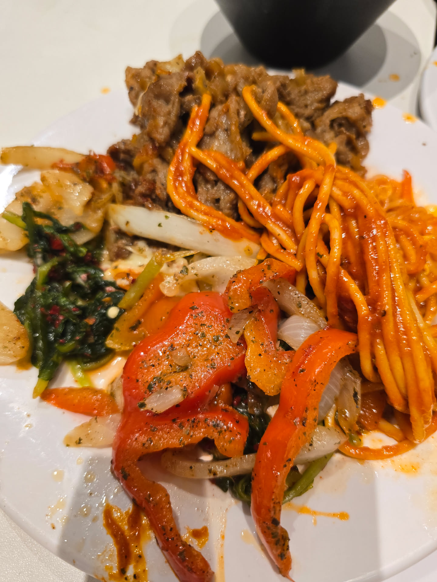 애슐리퀸즈 샐러드바에서 담아 온 접시 — 고기, 토마토 파스타, 구운 채소