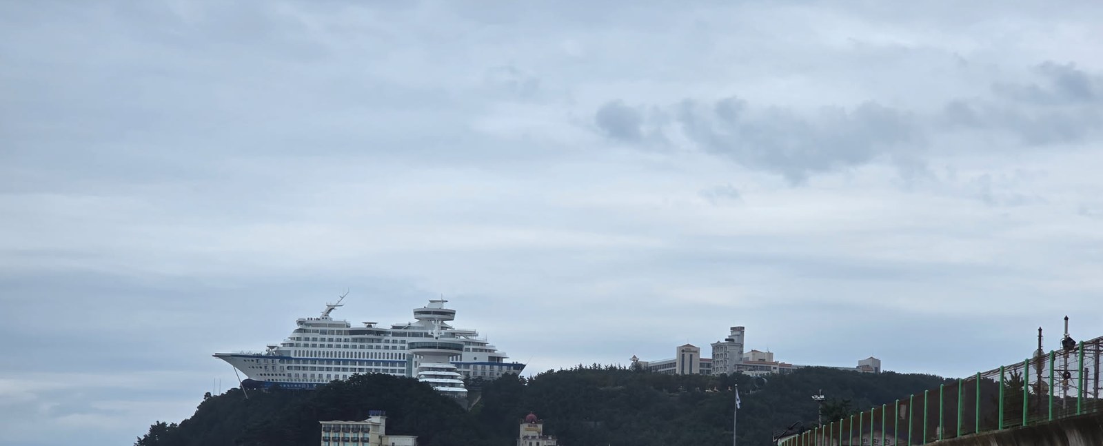 정동진 백사장에서 바라본 언덕 위 크루즈 모양 건물