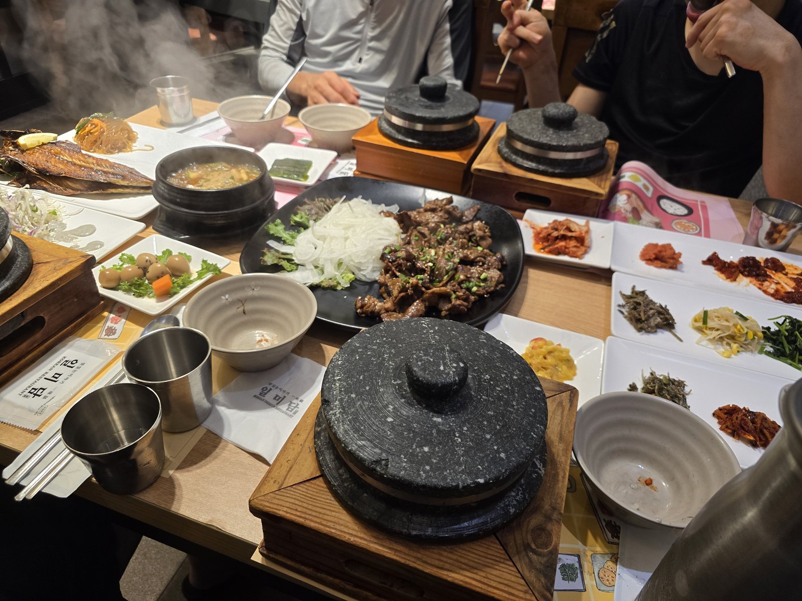 돌솥밥과 생선구이가 함께 나온 삼척해변 정식 한 상
